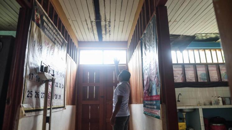 EN BUSCA DE LUZ. Las postas de El Cenepa reflejan las brechas en el distrito, donde solo 1,4% de viviendas tiene energía eléctrica.