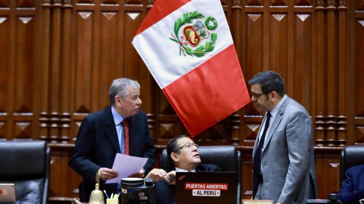 DE MADRUGADA. Fernando Rospigliosi, de Fuerza Popular; Eduardo Salhuana, presidente del Congreso, y de APP, y el oficial mayor Giovanni Forno.