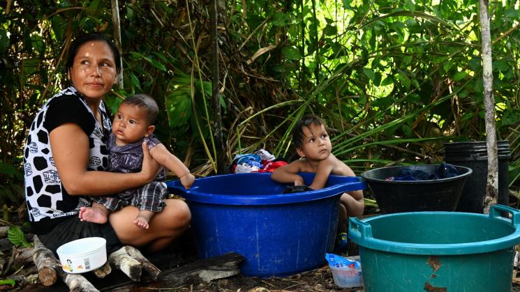 SECUELAS. Cientos de mujeres, pescadores y agricultores de la Amazonía trabajan el triple para conseguir el mínimo de alimentos, cuenta el autor.
