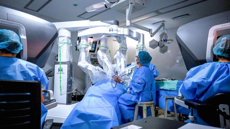 COSTOSO. El sistema público promueve un robot quirúrgico millonario sin evidencia clara de que supere a la cirugía convencional.