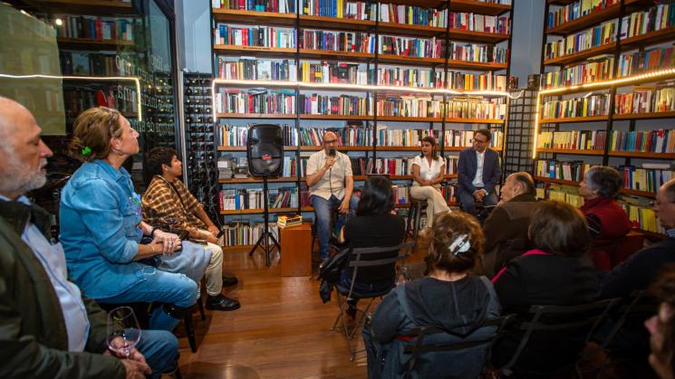 ENTRE LIBROS. El programa Aliados/as celebró su aniversario en la librería Book Vivant junto a los fundadores de OjoPúblico.