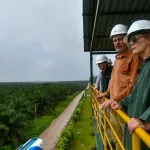 REUNIÓN. La embajadora estadounidense en Perú, Lisa Kenna, decidió visitar las instalaciones de Ocho Sur, empresa relacionada a una carpeta fiscal por deforestación.