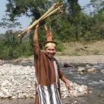 RECONOCIDO. El líder asháninka con un gesto de victoria, el compromiso con la defensa de su pueblo es algo que destacan todos los que lo conocieron.