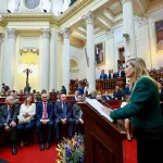 HOMENAJEADA. La congresista Alva Prieto fue condecorada con una medalla de honor. Además, se develó un retrato suyo en la galería de expresidentes del Legislativo.