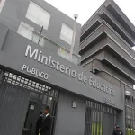 CONTRADICCIÓN. Dina Boluarte criticó la campaña del falso fraude, pero su gobierno contrató a uno de los financistas de las apelaciones. 