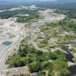 ECUADOR. Así quedó el sector de Yutzupino que vivió la fiebre del oro ilegal entre diciembre de 2021 y febrero de 2022. Aunque en menor medida, las actividades ilegales no han cesado.