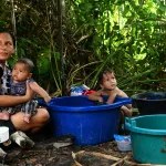 SECUELAS. Cientos de mujeres, pescadores y agricultores de la Amazonía trabajan el triple para conseguir el mínimo de alimentos, cuenta el autor.