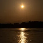 DESLUMBRAMIENTO. La promesa de dinero rápido con la extracción de oro ha cambiado la vida a orillas del río Santiago, en Amazonas.