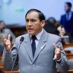 El reglamento del Congreso y especialistas consultados desmienten al congresista Flavio Cruz, vocero de la bancada de Perú Libre. 