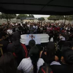 ÚLTIMO ADIÓS. Sepelio de Frank Monzón Valeriano, de 24 años, uno de los 13 agentes de seguridad de la empresa R&R asesinados en Pataz. Las víctimas tenían entre 24 y 40 años.