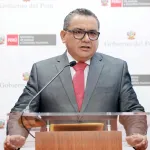 HOMBRE CLAVE. Este mañana, el ministro de Justicia, Juan José Santiváñez, evitó responder por los allanamientos.