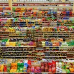 RIESGOS A LA SALUD. La publicación cuestiona a la industria de ultraprocesados por inundar el mercado con productos baratos y hiperpalatables que no son nutritivos.