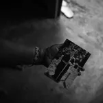 RETRATO DE FAMILIA. Ergilia Rengifo sostiene una foto de su marido, Jorge Ríos, líder ashéninka de Saweto asesinado por las mafias de tala ilegal, en 2014.