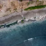 DAÑO. En junio de 2025, un tramo de geotubo instalado en la Playa Chorrillos de Chancay ya estaba desarmado. Alrededor había neumáticos y restos plásticos de la estructura.