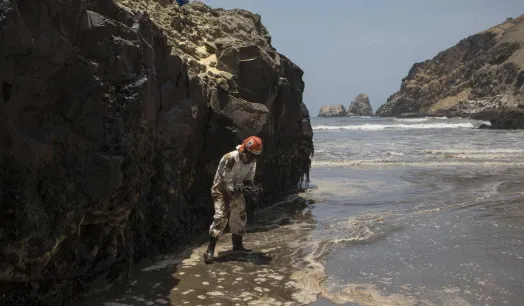 CONTAMINACIÓN. Las demandas y sanciones por el derrame de petróleo en el mar peruano representan el mayor monto del total de litigios que afronta el grupo Repsol. 