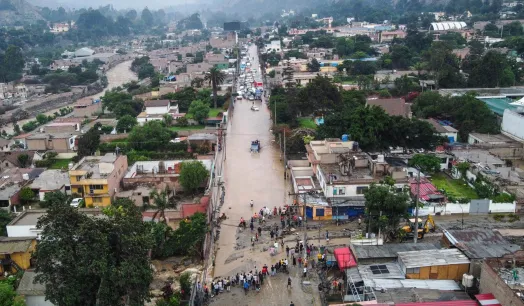 GOLPE. Lluvias provocaron la muerte de más de 50 personas y la destrucción de calles y viviendas.