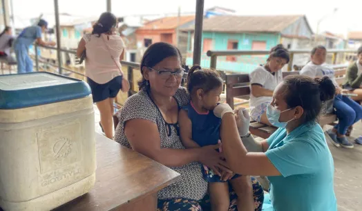 PROTECCIÓN. Enfermera del centro de salud 6 de octubre, del barrio de Belén, en Iquitos, vacuna a los menores en la misma posta y en sus casas. 