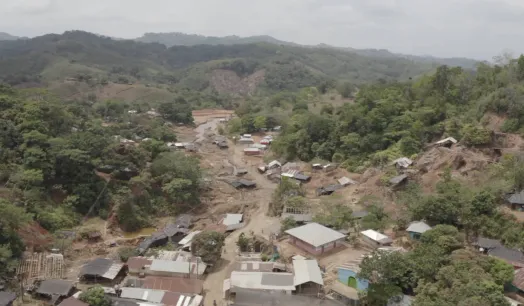 PANORAMA. Vista con dron del pueblo de El Alacrán y de la mina artesanal en Colombia.