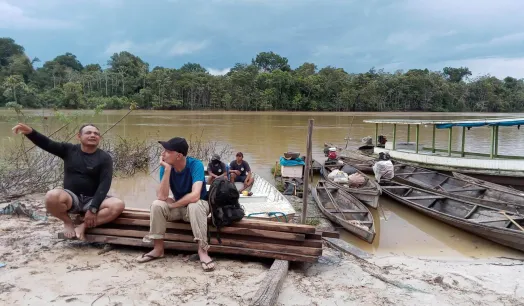ÚLTIMA FOTO. Dom Phillips, de gorra negra, en una imagen recuperada del celular de Bruno Pereira cuatro meses después de que fueran asesinados.