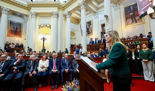 HOMENAJEADA. La congresista Alva Prieto fue condecorada con una medalla de honor. Además, se develó un retrato suyo en la galería de expresidentes del Legislativo.