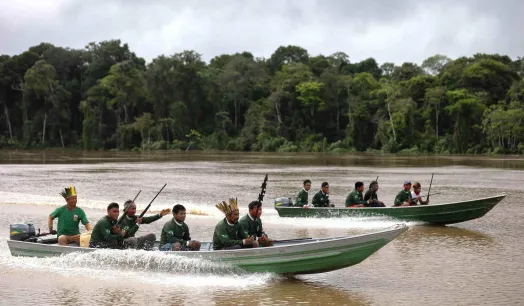 VIGILANCIA. El cacique Mauro Kanamari, con tocado (izquierda), lidera un grupo de Vigilancia territorial durante el monitoreo del lago Caxias