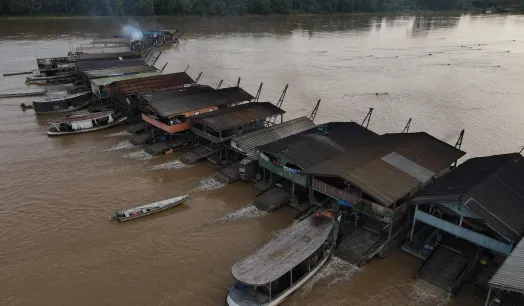 FLOTA. Unas 26 balsas de extracción ilegal de oro se encuentran activas en el río Madeira , cerca de la capital Porto Velho.