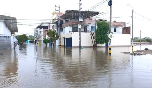 BAJO EL AGUA. Viviendas de la urbanización Miraflores, en el distrito piurano de Castilla, terminaron con serios daños por inundaciones, en marzo de este año. 