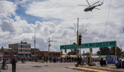 JULIACA. Las fuerzas del orden emplearon hasta un helicóptero contra los manifestantes, desde el cual lanzaron bombas lacrimógenas.
