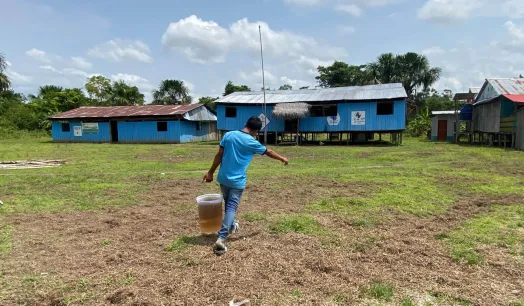 DERECHO. Los alumnos de la escuela N° 60117, del centro poblado Lupuna II Zona, en Loreto, recogen agua de lluvia o de una quebrada que se abastece del río Amazonas.