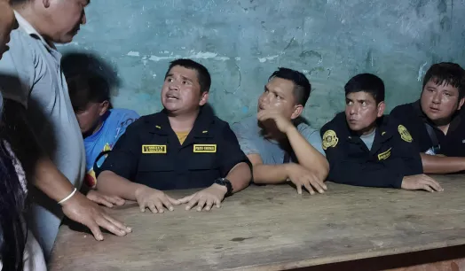 RETENIDOS. Policías resguardaban equipos para la minería ilegal. Permanecieron retenidos, junto con un grupo, casi seis días en Villa Gonzalo. 