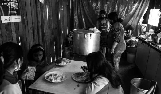 MENOS RACIONES. En todo el país, las personas destinan menos dinero a comprar los alimentos que comen en sus hogares.