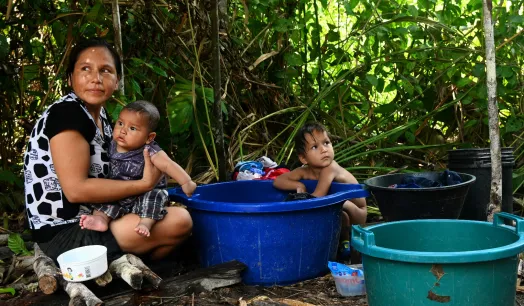 SECUELAS. Cientos de mujeres, pescadores y agricultores de la Amazonía trabajan el triple para conseguir el mínimo de alimentos, cuenta el autor.