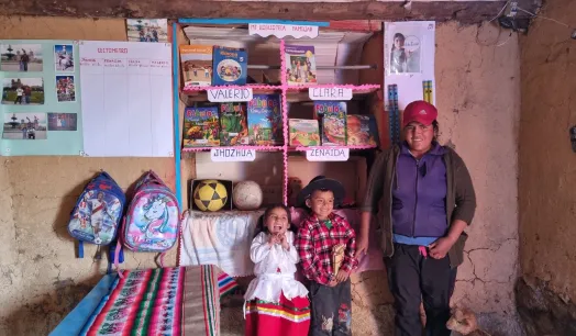 INICIATIVA. Los padres de la Institución Educativa 133, en el distrito de Curasco, Apurímac, han implementado bibliotecas en aulas y en sus casas con libros donados.