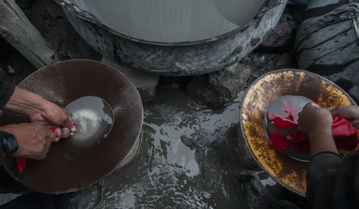 PELIGRO. Los mineros ilegales usan mercurio, una sustancia altamente tóxica, para separar el oro de otros materiales.