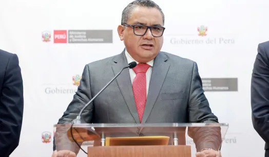 HOMBRE CLAVE. Este mañana, el ministro de Justicia, Juan José Santiváñez, evitó responder por los allanamientos.