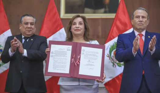 NORMA. Dina Boluarte promulgó la ley APCI en abril junto al primer ministro Gustavo Adrianzén y al canciller Elmer Schialer.
