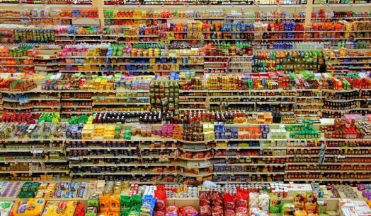 RIESGOS A LA SALUD. La publicación cuestiona a la industria de ultraprocesados por inundar el mercado con productos baratos y hiperpalatables que no son nutritivos.