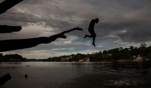 IMPACTO. La expansión de la minería ilegal afecta la vida de las habitantes más jóvenes de las regiones amazónicas de Perú.