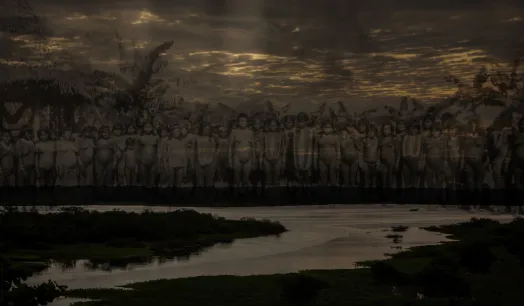 PERSISTENCIA. Una fotografía histórica de indígenas, exhibida en el barco-museo Ayapua, se yuxtapone con una vista actual del río Itaya para representar las huellas de la violencia cauchera.