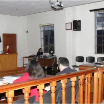 La autoría mediata es cuando el delito se realiza “por medio de otra persona”, que actúa bajo coacción, error o perteneciendo a un aparato organizado.