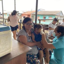 PROTECCIÓN. Enfermera del centro de salud 6 de octubre, del barrio de Belén, en Iquitos, vacuna a los menores en la misma posta y en sus casas. 