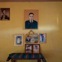 RETRATOS. La familia Soncco Quispe conserva en un altar los retratos de su hijo mayor, José Luis, el policía que murió en Juliaca el 10 de enero de 2023.