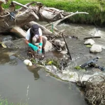 CONTAMINACIÓN. Una investigación halló bacterias multirresistentes a antibióticos en muestras de agua de riego del río Chibunga.