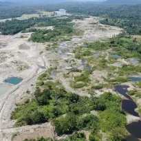 OPERATIVO. En la provincia ecuatoriana del Napo, en Ecuador, se intervino a un grupo de policías acusados de tráfico de combustible para la minería ilegal.