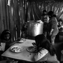 MENOS RACIONES. En todo el país, las personas destinan menos dinero a comprar los alimentos que comen en sus hogares.