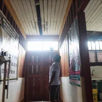 EN BUSCA DE LUZ. Las postas de El Cenepa reflejan las brechas en el distrito, donde solo 1,4% de viviendas tiene energía eléctrica.