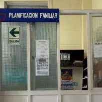 DESPROTECCIÓN. La falta de inversión y los discursos conservadores agravan el retroceso en la adquisición de métodos anticonceptivos.