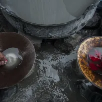 PELIGRO. Los mineros ilegales usan mercurio, una sustancia altamente tóxica, para separar el oro de otros materiales.