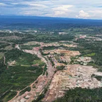 IMPACTO. El río Yuyapichis está siendo arrasado por la minería ilegal, que ingresa a la zona cada vez con más herramientas, como las retroexcavadoras.