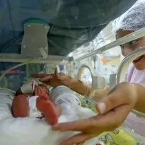 COSTOS. Tratar una infección por bacterias resistentes en un recién nacido cuesta USD 349, es decir, más que un sueldo mínimo.